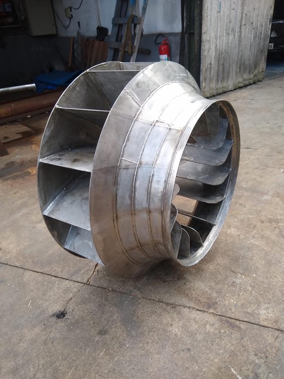 Reforma de ventilador industrial em andamento